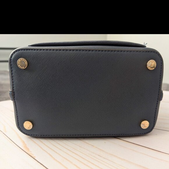 Michael Kors Bucket Bag with Detatchable Crossbody Strap & Matching Wristlet - Picture 6 of 12